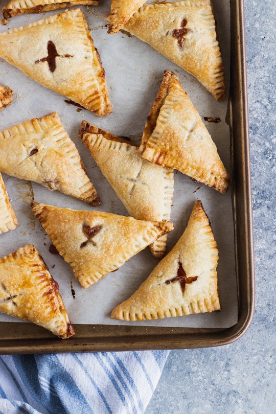 Peach Hand Pies -- Sweet vanilla peach filling folded into a flaky pastry crust, then baked to golden perfection || Good Things Baking Co. #goodthingsbaking #peachpie #handpies #fruitpie #piecrust #