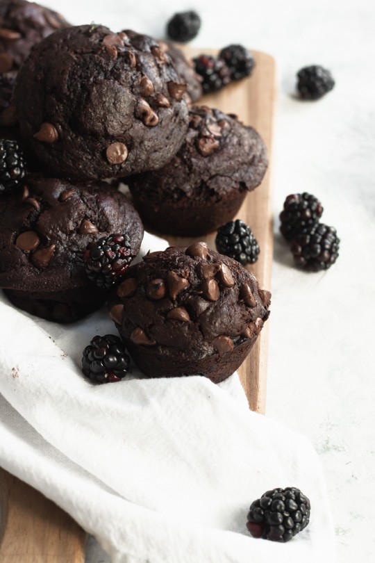 Double Chocolate Blackberry Muffins are rich, decadent, and bursting with berry goodness. Use dark cocoa powder and dark chocolate for an extra deep chocolate flavor || Good Things Baking Co. #goodthingsbaking #muffins #muffinrecipe #breakfast #chocolatemuffins #brunch