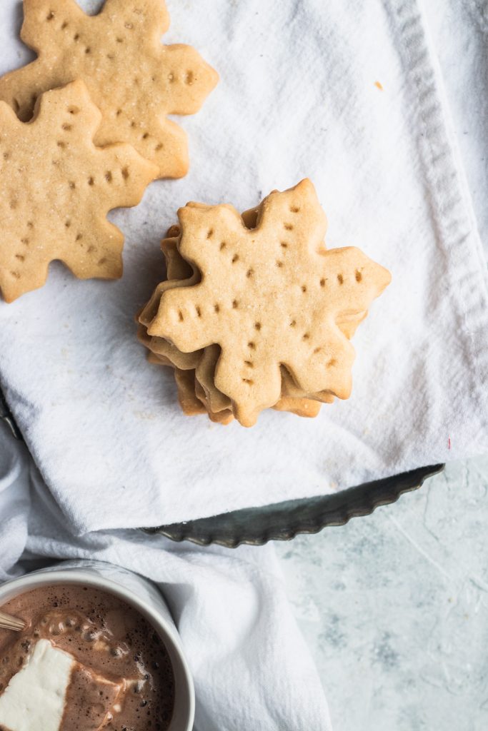 Brown Butter Shortbread || This delicate, buttery shortbread recipe uses brown sugar for a warmer, richer flavor than traditional shortbread. || Good Things Baking Co. #goodthingsbakingco #shortbread #christmascookies #cookies #cutoutcookie #butter 