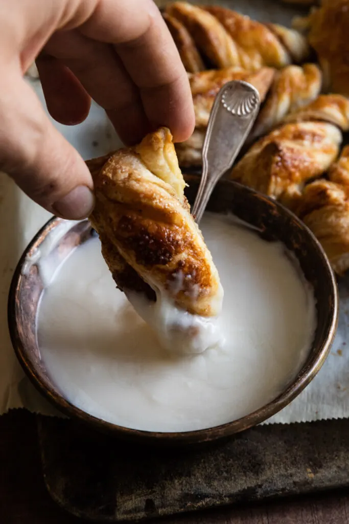 Dip each section of the puff pastry star in extra frosting.