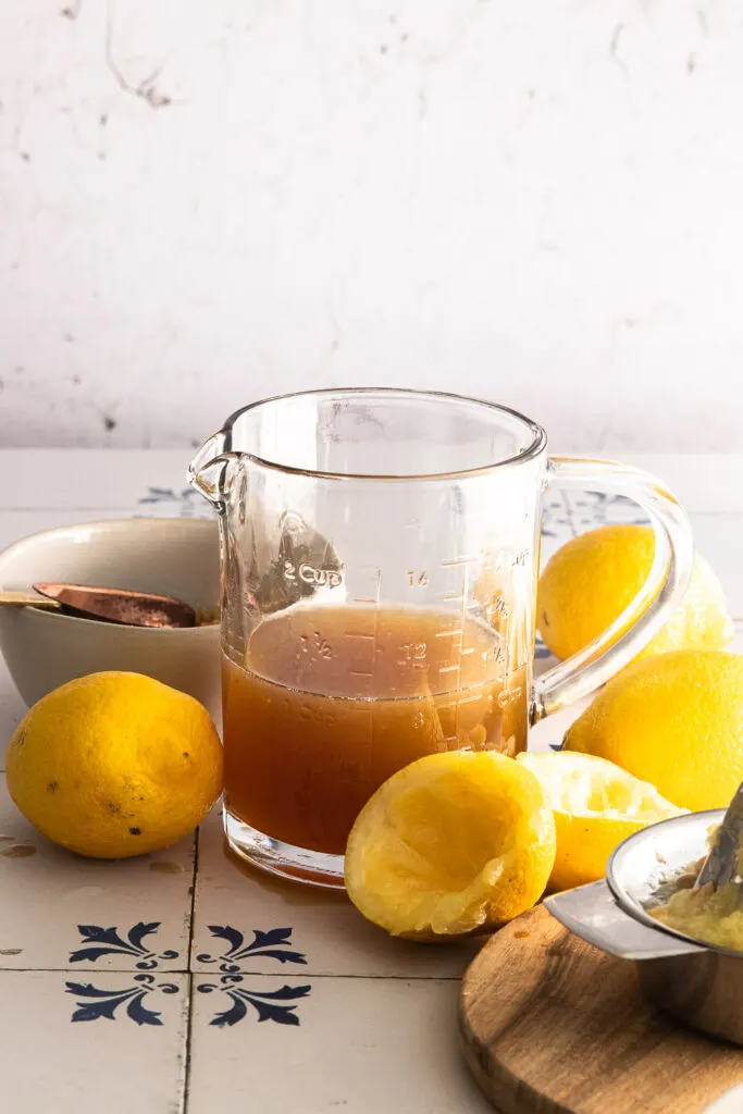 Combine the syrup and lemon juice in a measuring cup.