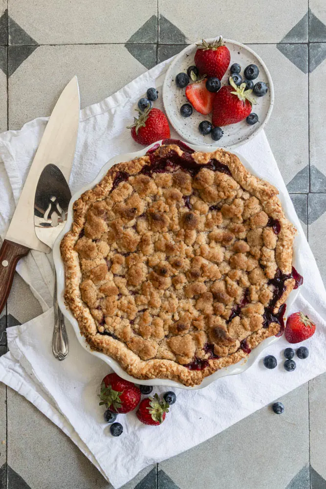Strawberry blueberry pie after baking.